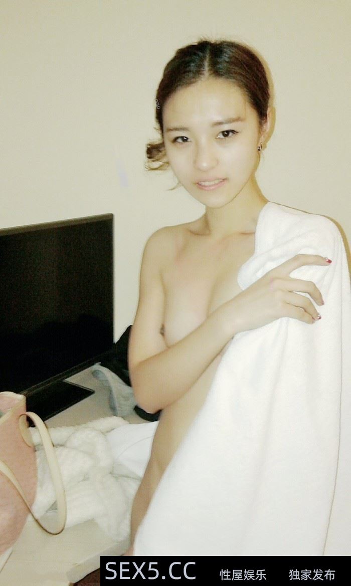 双马尾非常骚的少妇约炮摩托司机驾车到野外啪啪秀 舔JJ后入骚话特别多 老板和漂亮媳妇正在爽歪歪 -