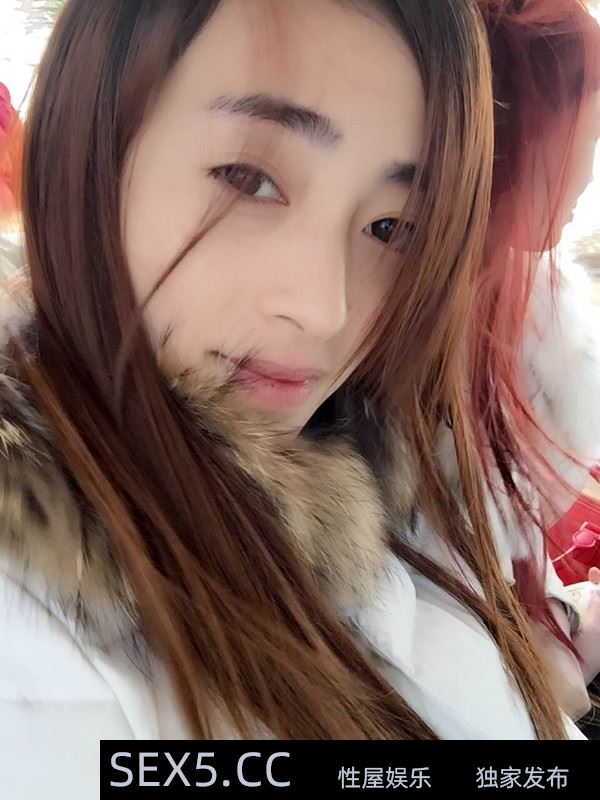 气质漂亮的美女设计师下班后和公司领导酒店激情啪啪撕破黑丝网袜猛干逼逼粉嫩嫩的边操边拍国语