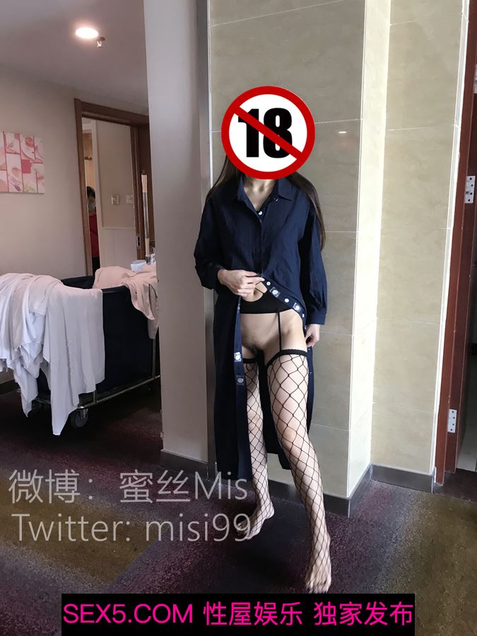 酒店阿姨面前露出，在保洁阿姨面前露出骚穴和骚奶[16P]