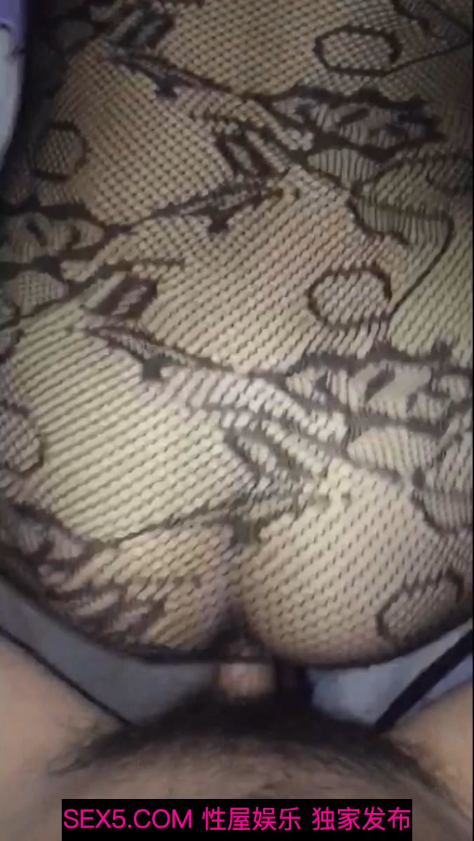 看够了老婆挨操的骚样，所以最近一年我只后入操她，其实我在幻想操她妹妹[12P]