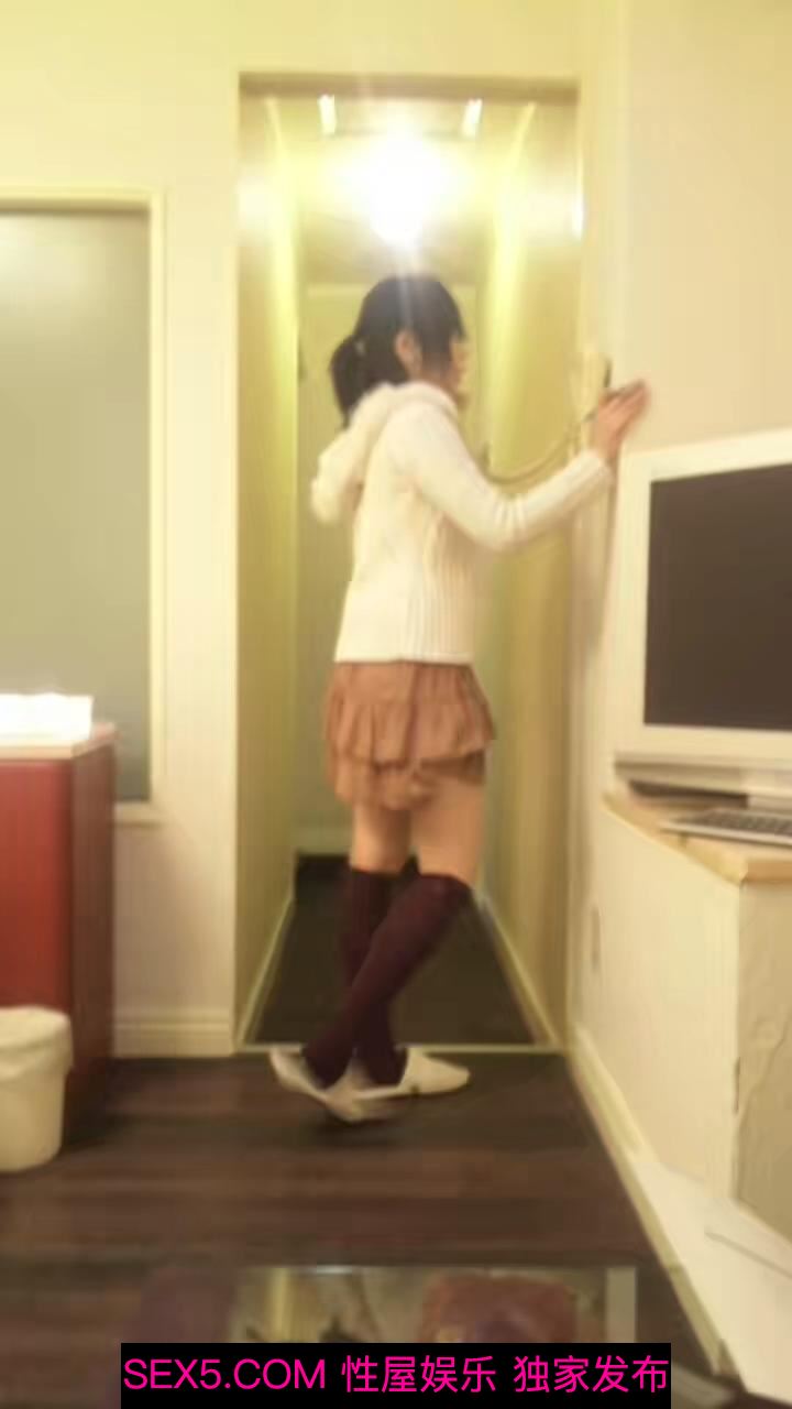 輕輕塞入拔出著…緩緩抽插蜜穴，辛勤的開發這青澀的少女[12P]