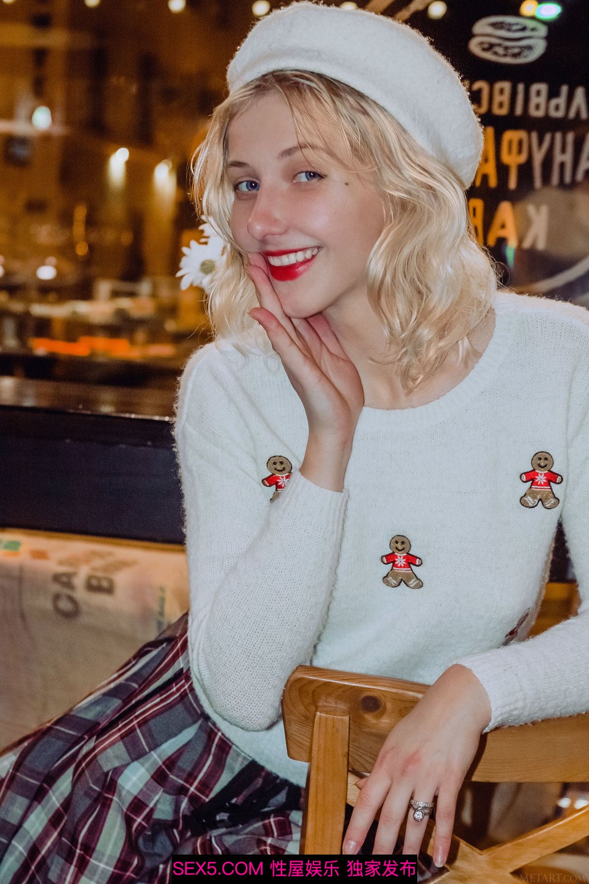 Sexy and charming girl with short blonde hair takes off her clothes to let you enjoy her body[20P]