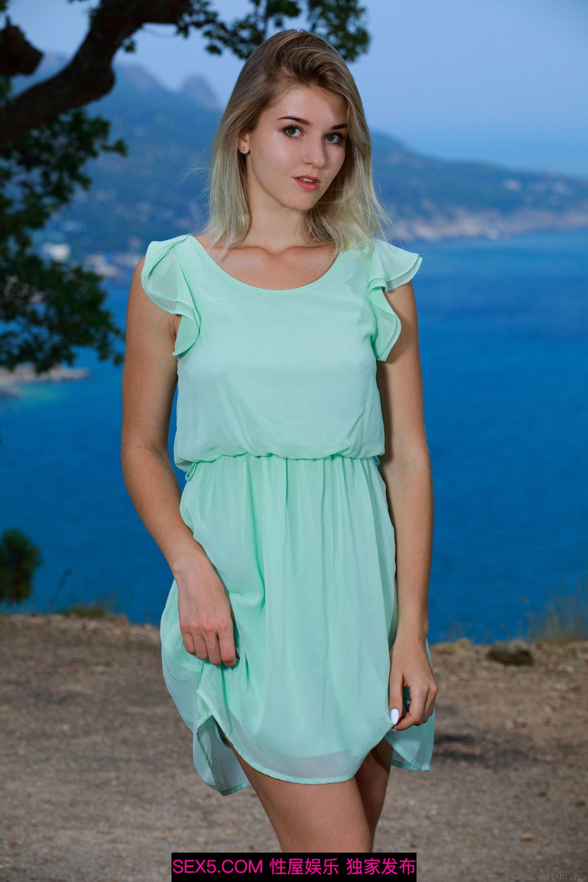 The beauty in the mint green dress took off her skirt on the top of the mountain[20P]