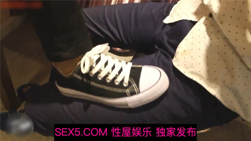 小哥重金约炮刚上大二的兼职学妹 B里塞跳蛋玩口暴足交