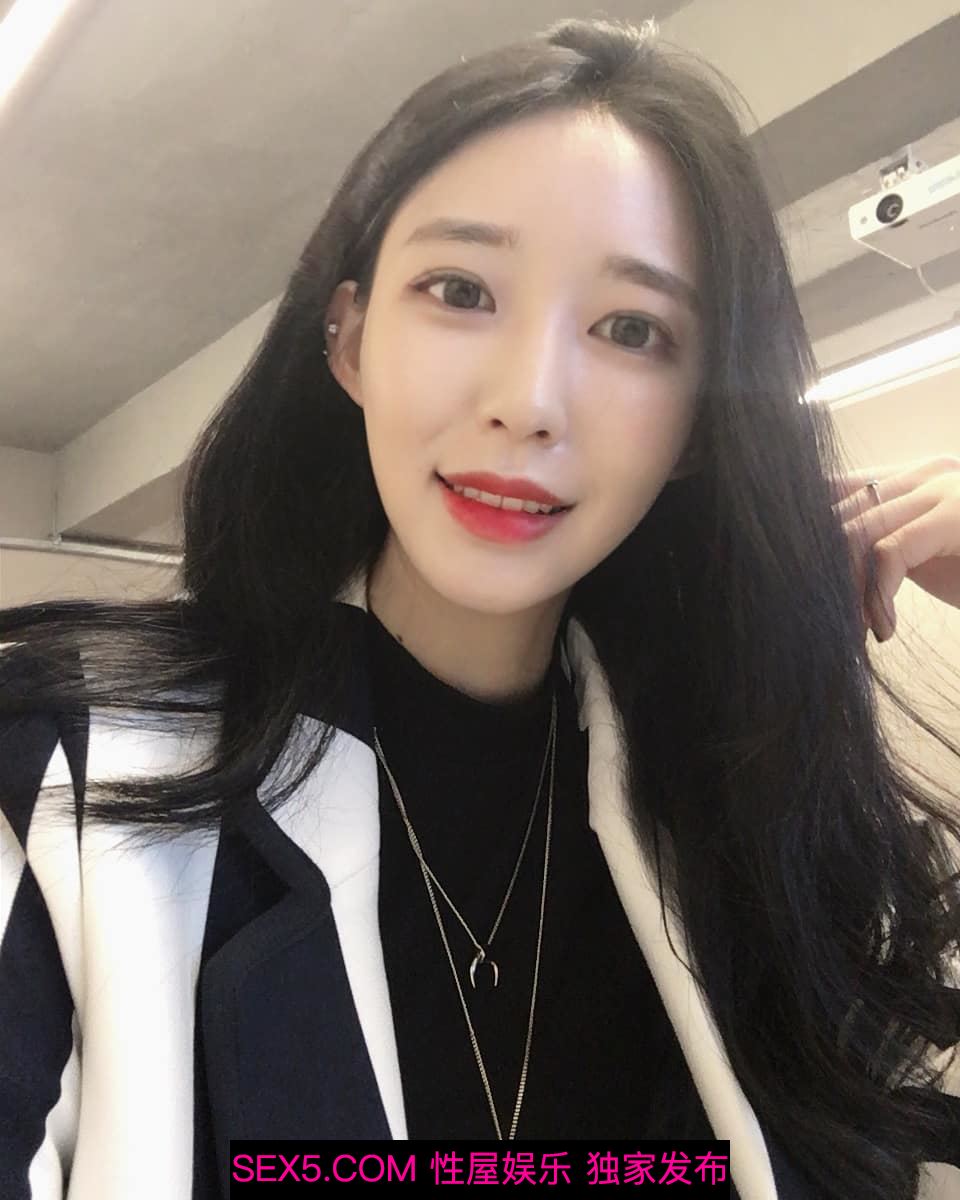 自购精品网红脸极品美女私拍流出，车内被男友摸乳抠穴，后入大白臀插得鲍鱼冒白浆