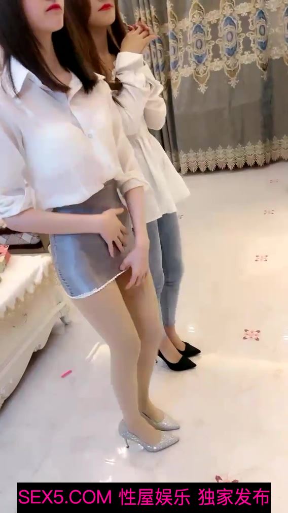 长腿一线天肥穴姐妹花精精回归双女展示，脱下内裤上面很多水，一起翘起屁股圆润美臀，近距离特写掰开粉穴