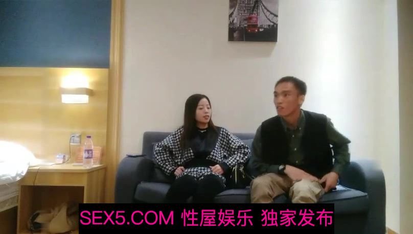 老哥约了个少妇直播啪啪洗完澡开干口交骑乘后入大力猛操非常诱人