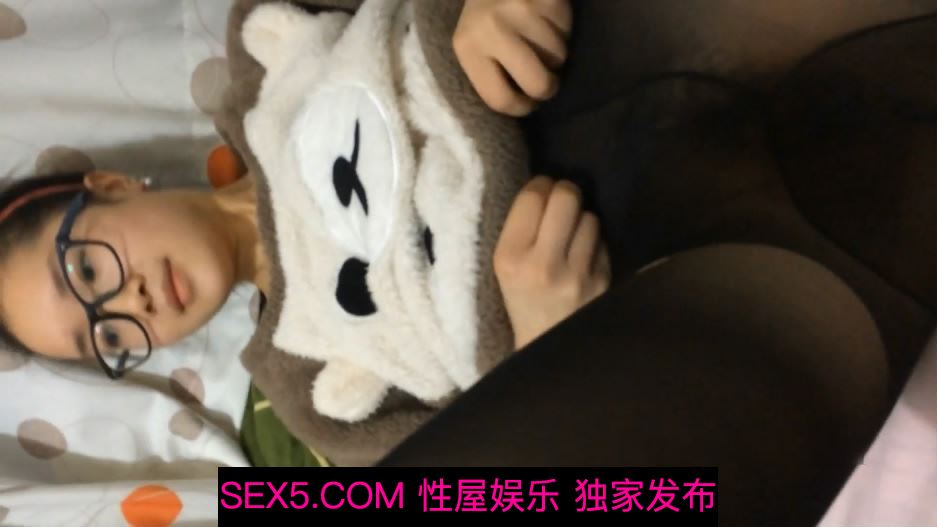 外表清纯可爱眼镜妹与热恋中男友出租房爱爱穿上黑丝袜搞妹子嘴上说他有病还迎合着很乖国语对白