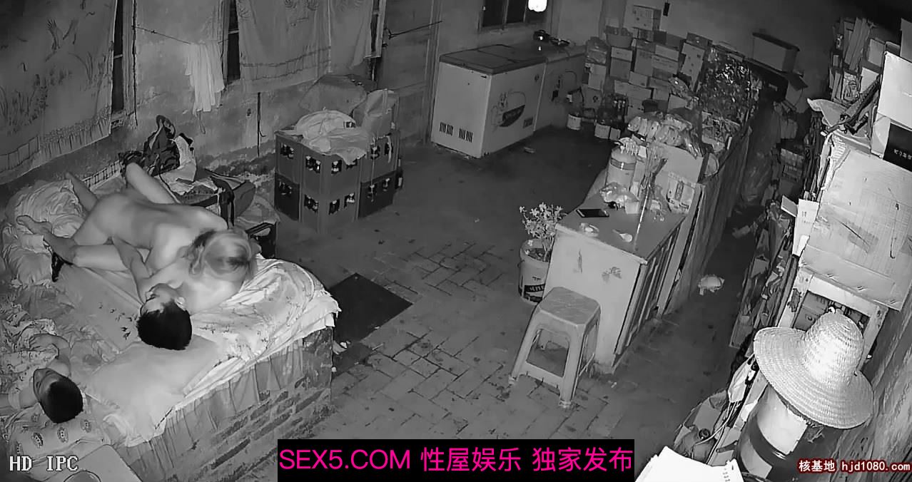 黑客破解网络摄像头监控偷拍村口小卖部夫妻打烊后过性生活媳妇还不错干完给洗屌
