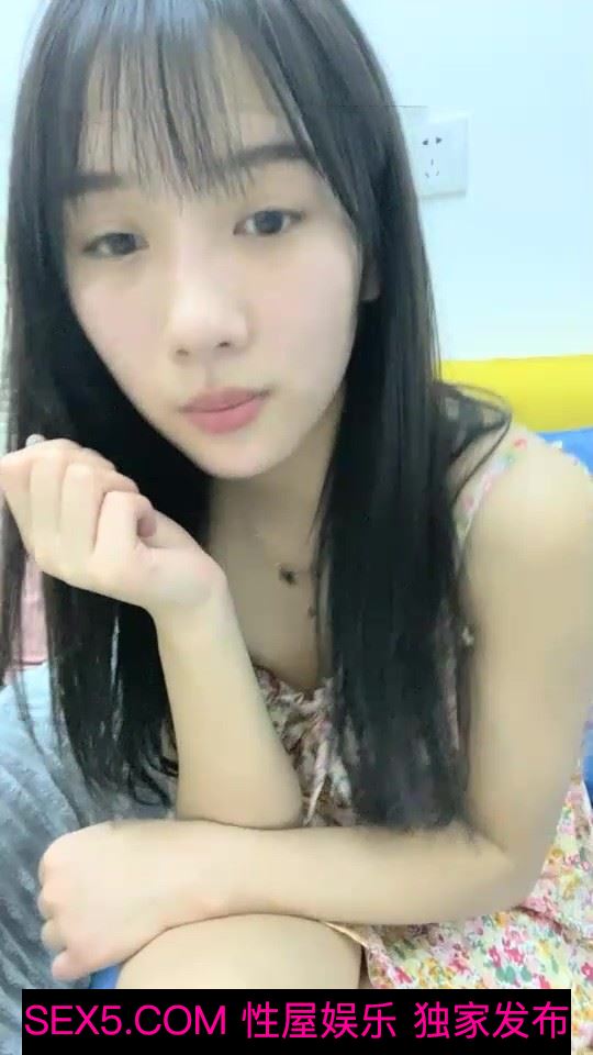 杨葱葱有超能力呻吟嗲嗲骚气萌妹子口交酒瓶黄瓜自慰大秀,特写舔弄大黄瓜撩起裙子骑坐后入抽插毛毛浓密