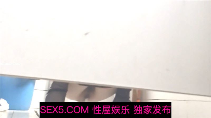 商场女厕偷拍 好身材的黑丝美女销售
