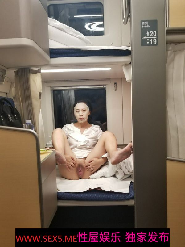 露脸人妻调教动车卧铺大胆露出[10P]