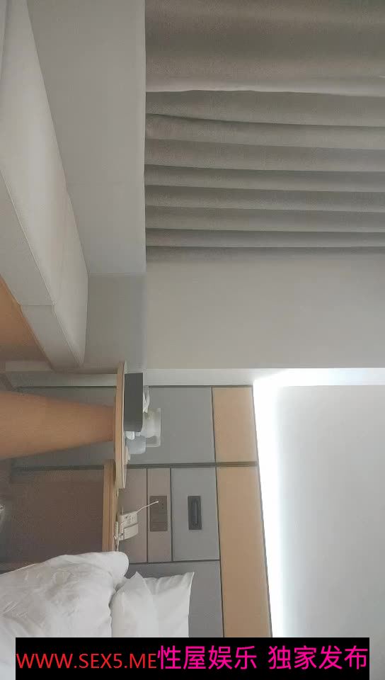 [MP4/ 463M] 哥现在只是个传说高端极品，168CM皮短裙，极品丝袜美腿，吸吮大屌对准骚穴插入，低低呻吟浪叫
