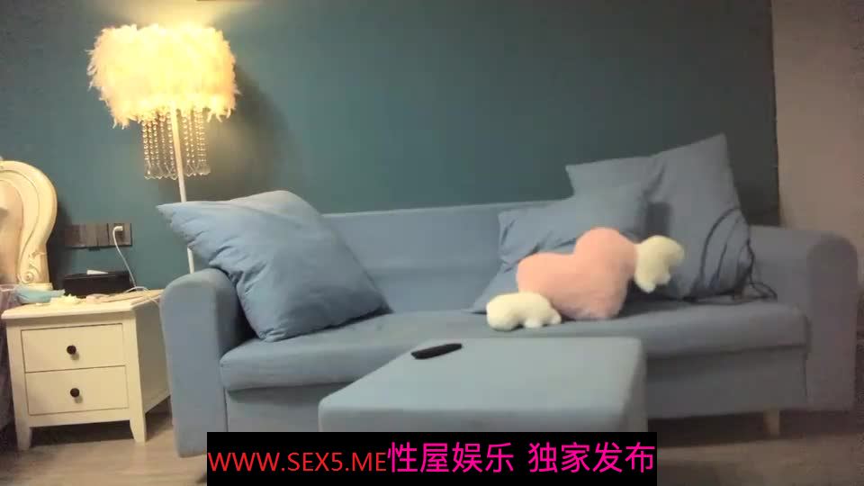 [MP4/ 378M] 阿姨探花G奶爆乳骚熟女3P伺候，尽情揉捏大奶子，两根JB轮流舔太骚了，扛起腿爆操前后夹击