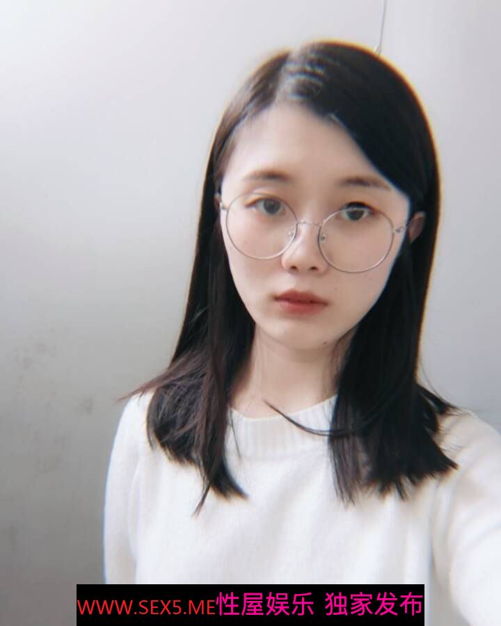 戴眼镜的女友有一股忧伤的气质，让男人有保护的欲望[19P]