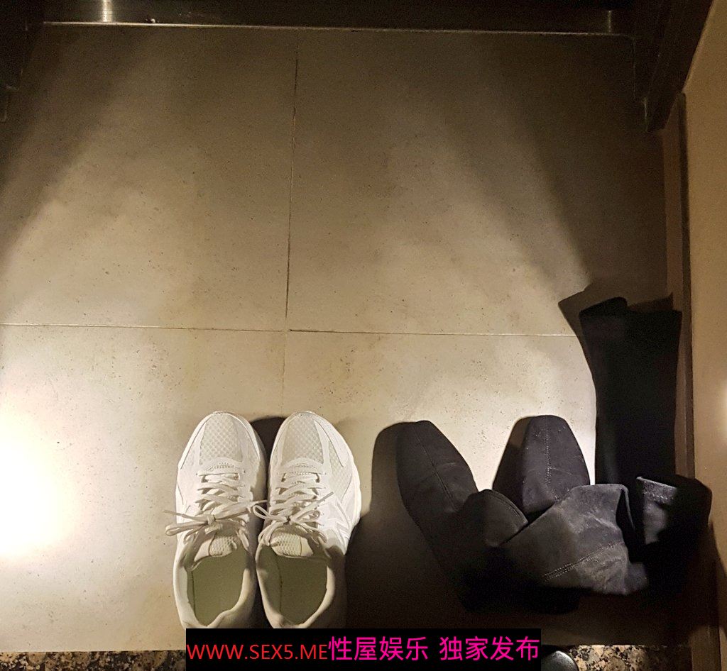 口爆圣水掰开骚穴，长腿蜜桃臀极品女神！[23P]