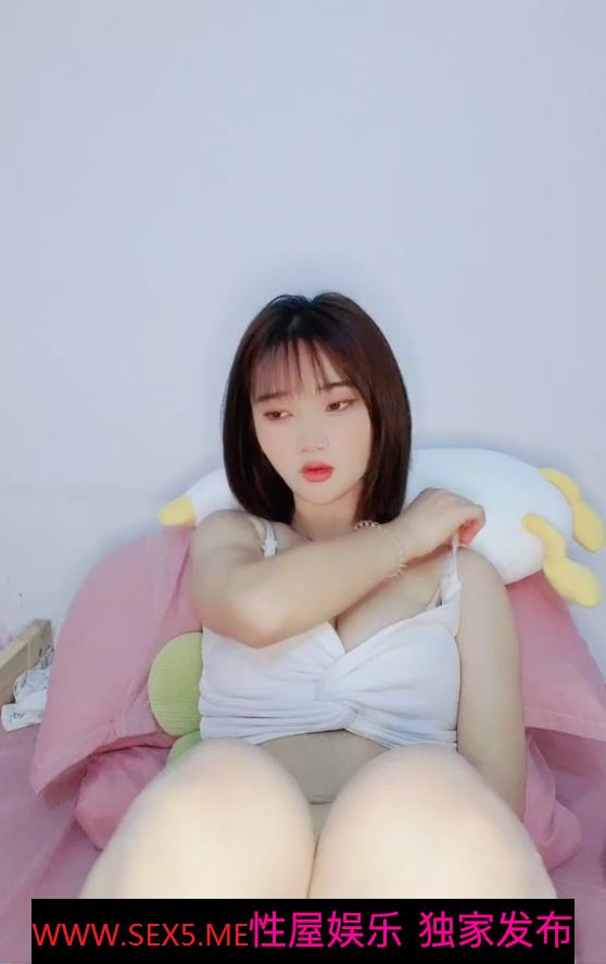 [MP4/2.35GB] C罩杯白嫩美乳，清纯短发小妹，肉丝无毛小穴自慰，跳蛋塞入拉扯，厕所尿尿喷射