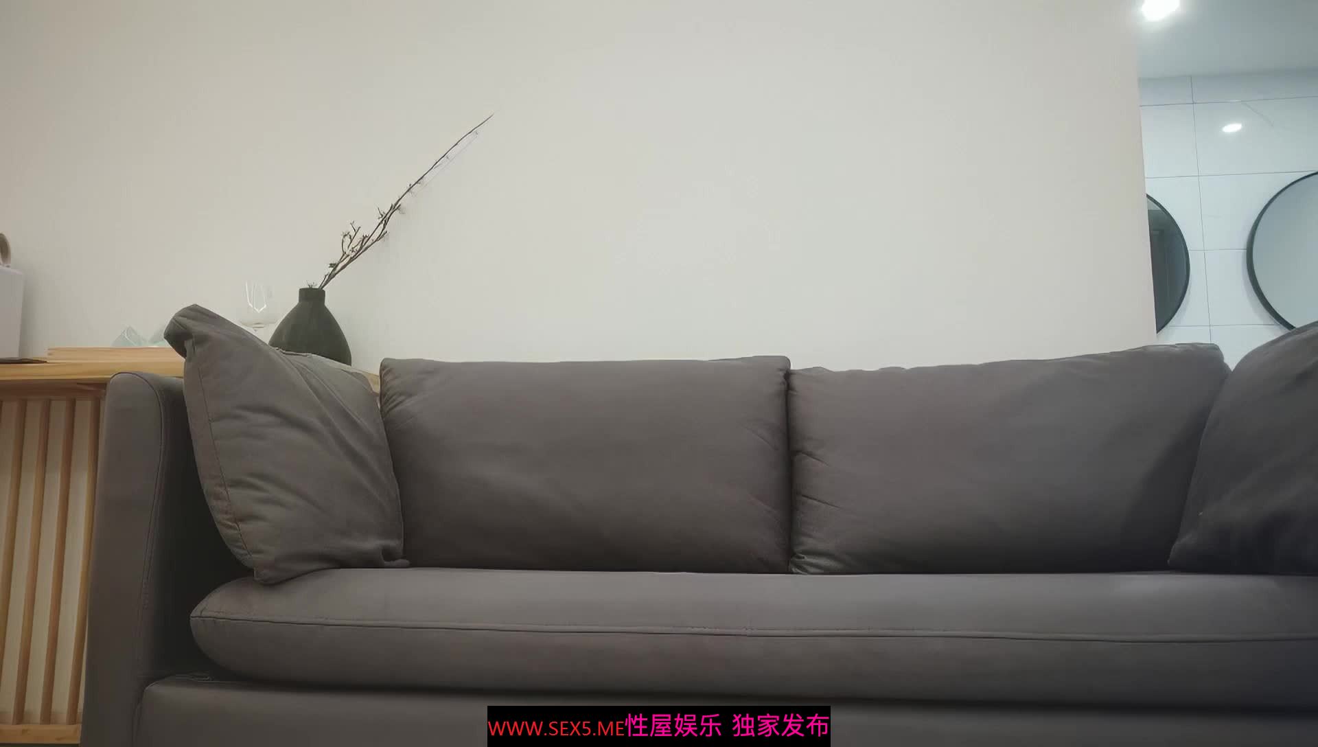[MP4/ 1.06G] 哥现在只是个传说，凌晨场，大圈外围女神，沙发近景，清冷美女裸体横陈，暴插呻吟销魂