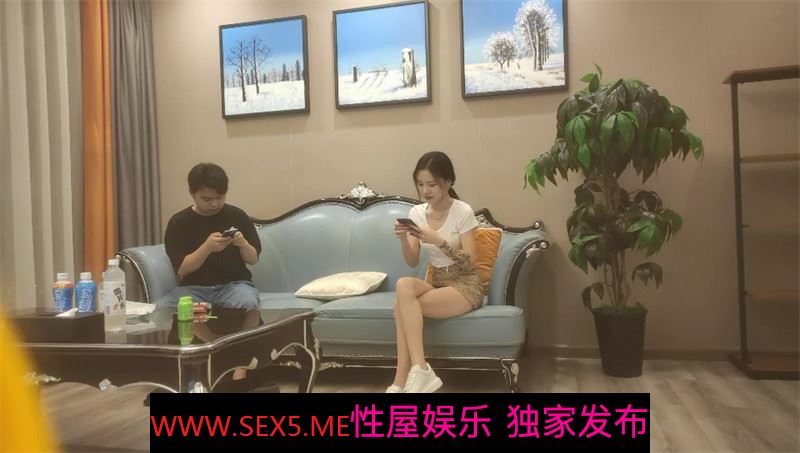【无敌淫骚18小萝莉】双马尾贫乳嫩妹，娇小身材肉丝美腿，爸爸操我小骚逼，半脱下丝袜玻璃棒猛插，无毛粉嫩小穴全程骚话
