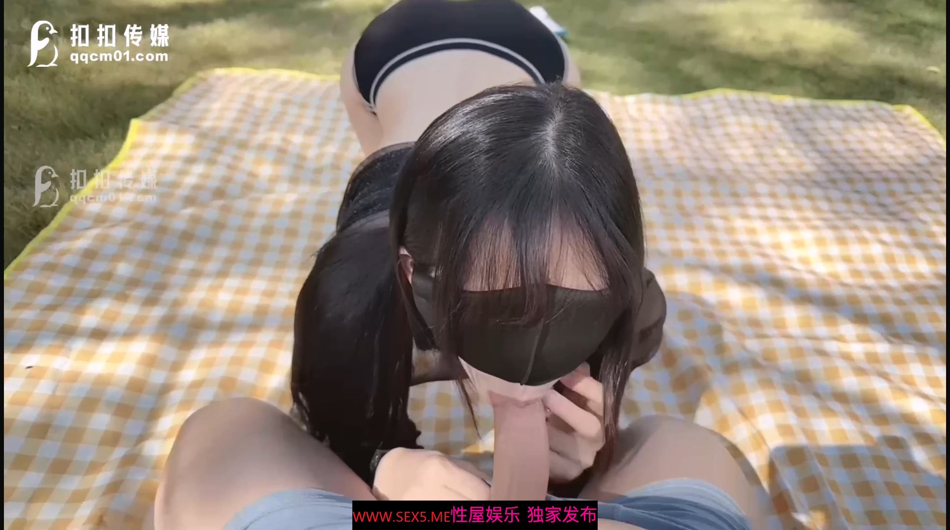 ✿扣扣传媒✿ QQOG014 极品白虎萝莉天花板 ▌粉色情人▌阳光花园户外草地性爱 迷情肛塞女上位榨汁 太会享受了