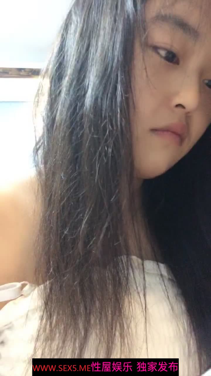 [MP4/ 928M] 虎牙学妹跟学长开房被调教好乖啊，全程露脸生涩的交舔弄龟头好刺激，乳交很好玩，各种爆草让小哥蹂躏吃奶