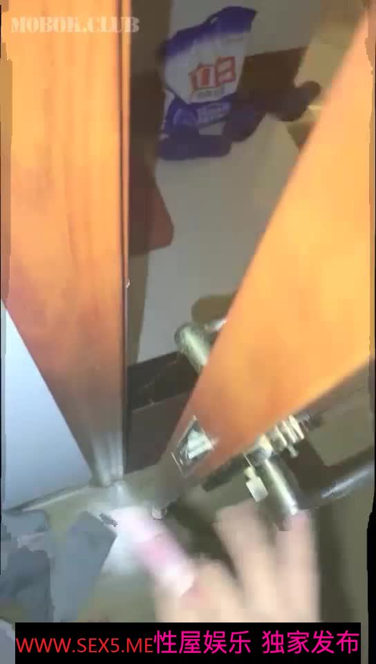 [MP4/ 936M] 2800块钱敲开初三表妹的房门 为了买手机出卖青春肉体