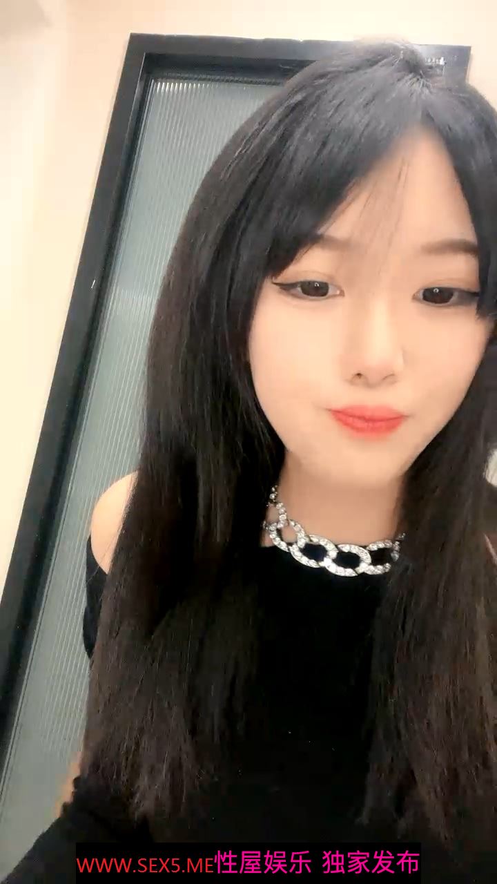 性感黑丝露脸裸舞女神尤物又来了，全程露脸陪狼友嗨，打扮漂亮就开骚，粉嫩骚穴自慰特写镜头诱惑精彩又刺激