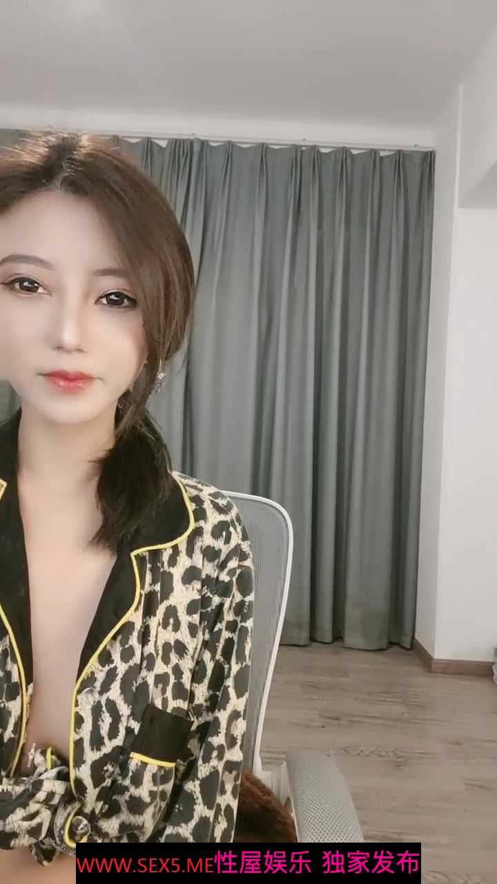 女神级尤物,奶大逼肥屁股翘,完美好身材露脸精彩直播大秀,淫声荡语互动撩骚,听指挥揉奶玩逼道具抽插高潮