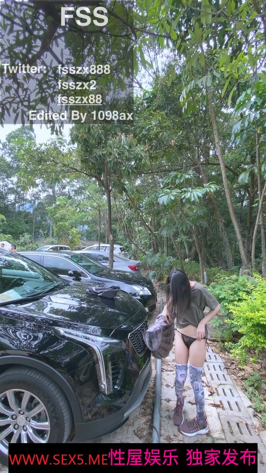 《重磅✿核弹网红✿精品》天花板级别露出界狂人推特网红FSSZX888景区人前挑战露出人工湖里尿尿脱光大摇大摆散步不怕被人看见