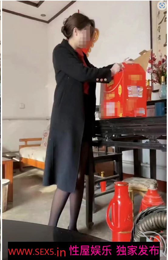 [MP4/182MB]海角社区小哥母子乱伦《我的艳母是空姐》 发现妈妈手机里的艳照后，强上了妈妈