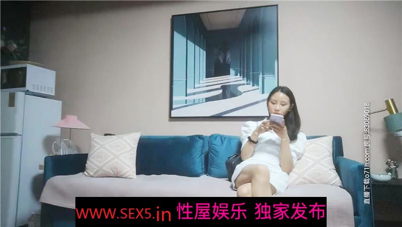 中年大叔小旅馆重金约炮白衣女神在沙发上先抠抠小黑B再慢慢操