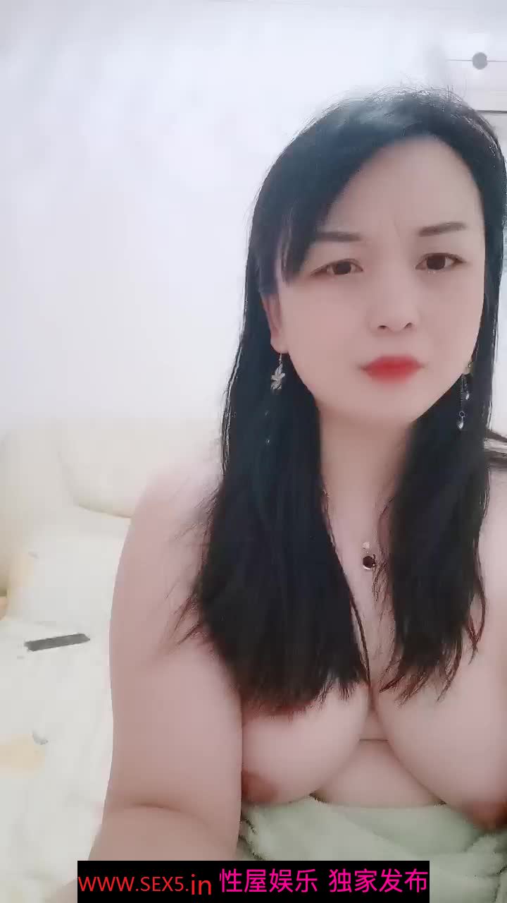 [MP4/ 911M] 单亲妈妈和儿子乱伦啪啪，全程露脸讲述混乱人生，给骚儿子交乳交无套抽插要内射完