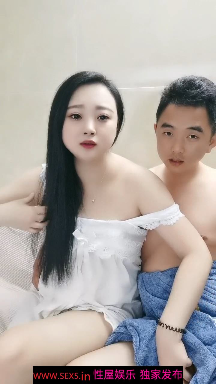 诱人的小嫂子露脸跟大哥镜头前啪啪，光彩诱人让小哥吃奶玩逼，乖巧的舔弄鸡巴后入抽插给狼友看风骚表情刺激