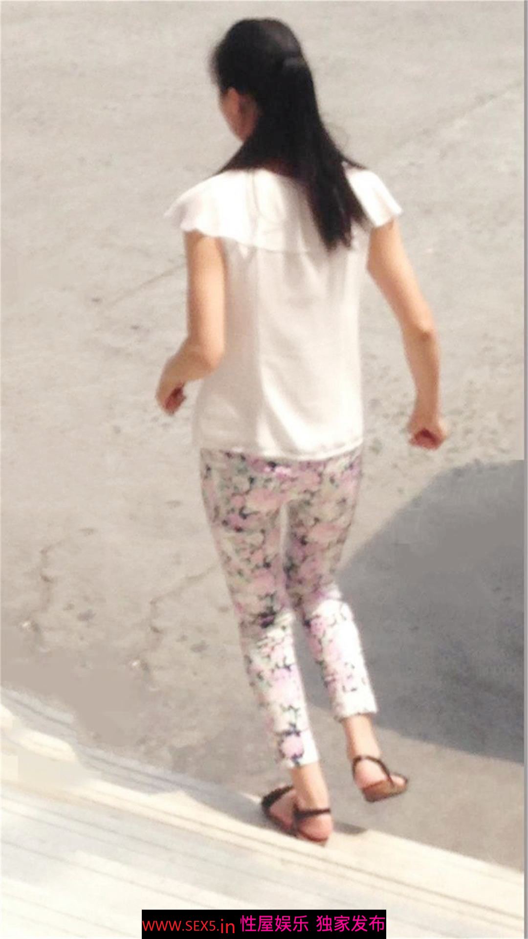 商场女厕一路跟拍年轻少妇的极品小嫩鲍