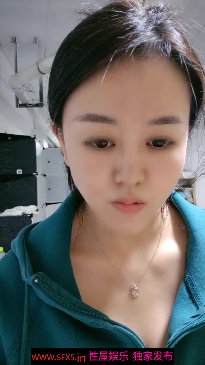 [MP4/1.69GB] 良家小阿姨全程露脸跟狼友互动撩骚，在狼友的指挥下脱光了诱惑狼友，揉捏骚奶子互动骚逼看特写刮逼毛真刺激