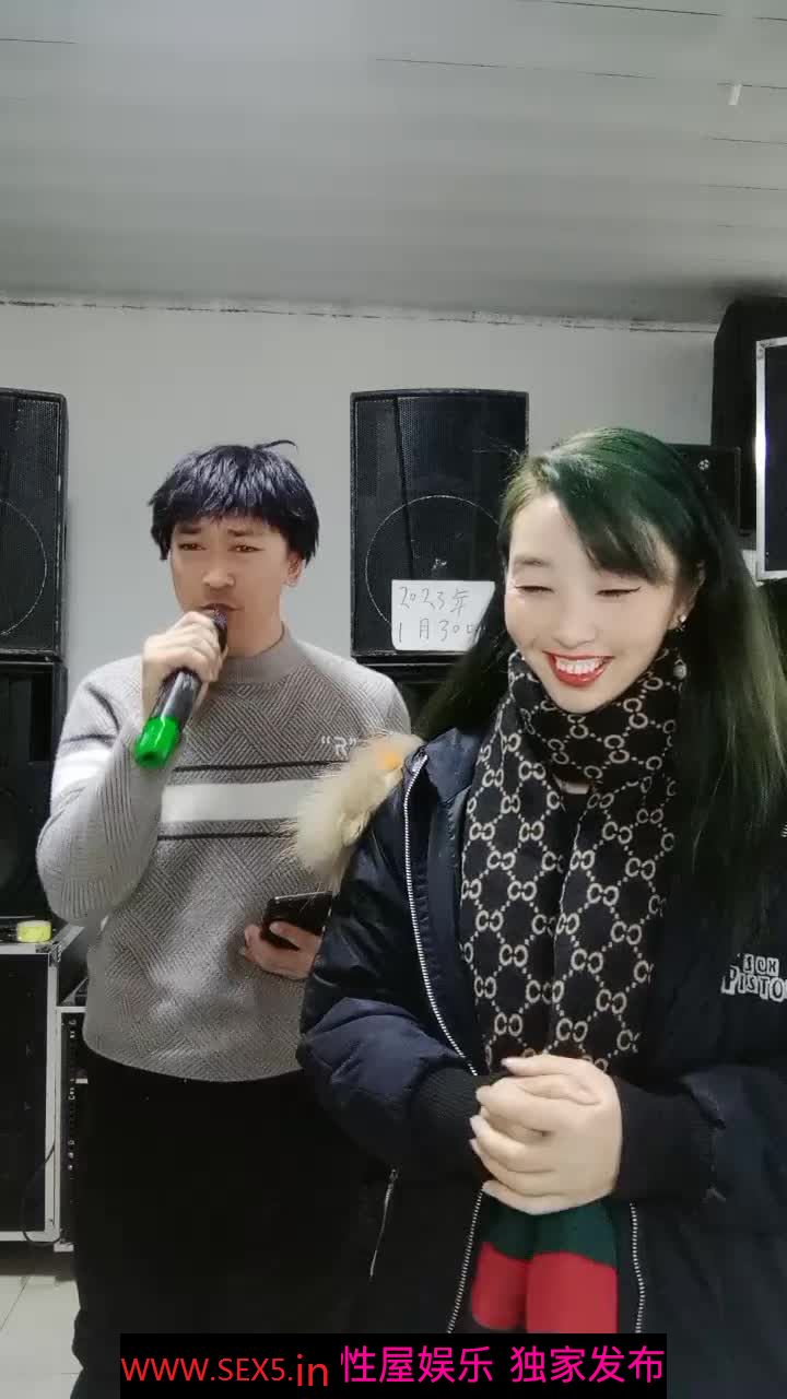 [MP4/ 1.23G] 大哥的女人叫大嫂，工作室内跟骚逼大战，唱歌互动狼友调情，交足交丝袜高跟诱惑