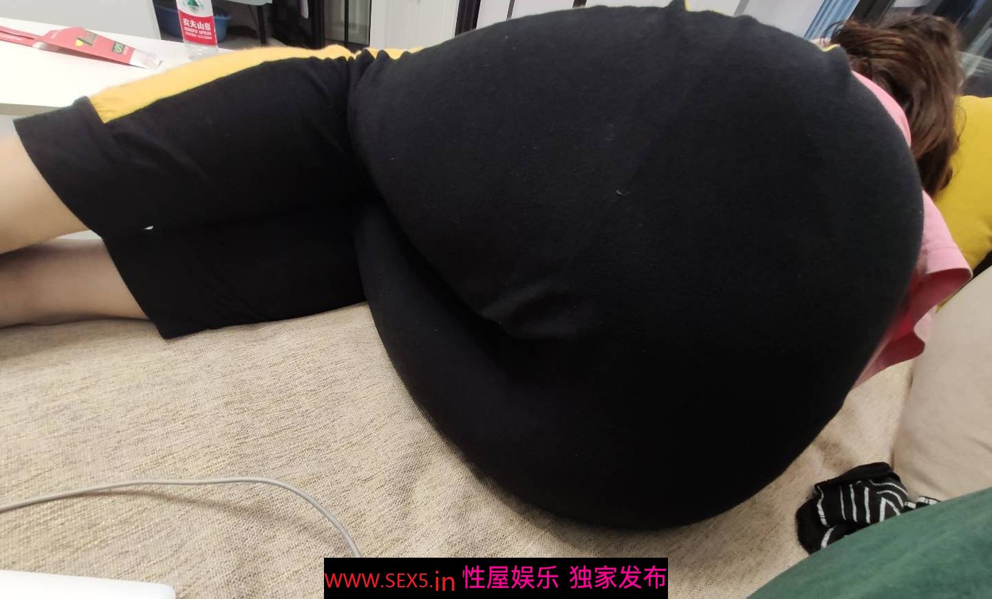 肥臀爱好者的福利，操了我的大屁股女同事[16P]