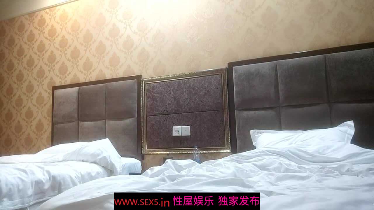[MP4/ 1.25G] 四川第一深情探花，酒店约人妻上门服务，大胸风骚，经验还不多，摁到啪啪，各种姿势都配合听话操爽