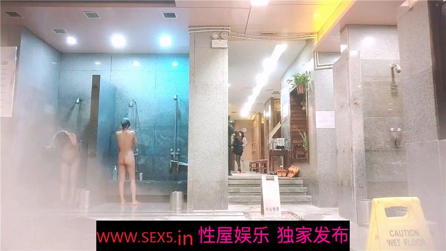 澡堂子内部员工偷窥多位年轻的少妇洗澡泡汤