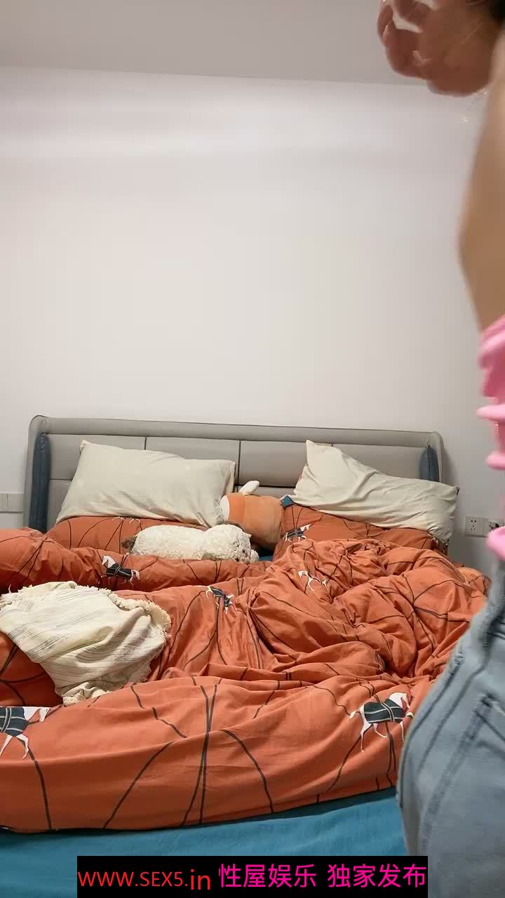 性感尤物美御姐！齐逼牛仔短裤！结实大屁股摇摆，假屌猛捅骚穴，搞得小穴好湿，极度淫骚