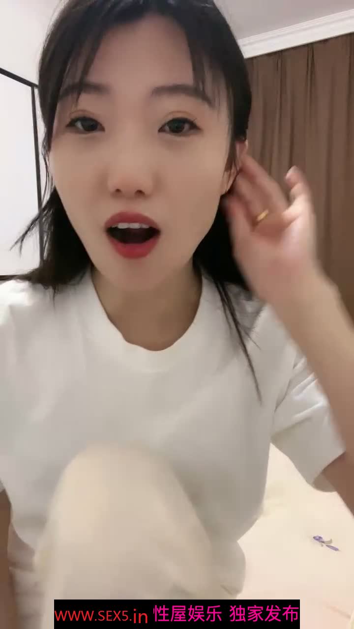 十分淫骚小少妇！情侣居家操逼！抓起大屌猛吸，口活技巧一流，张开双腿求操，骑乘位深插到底