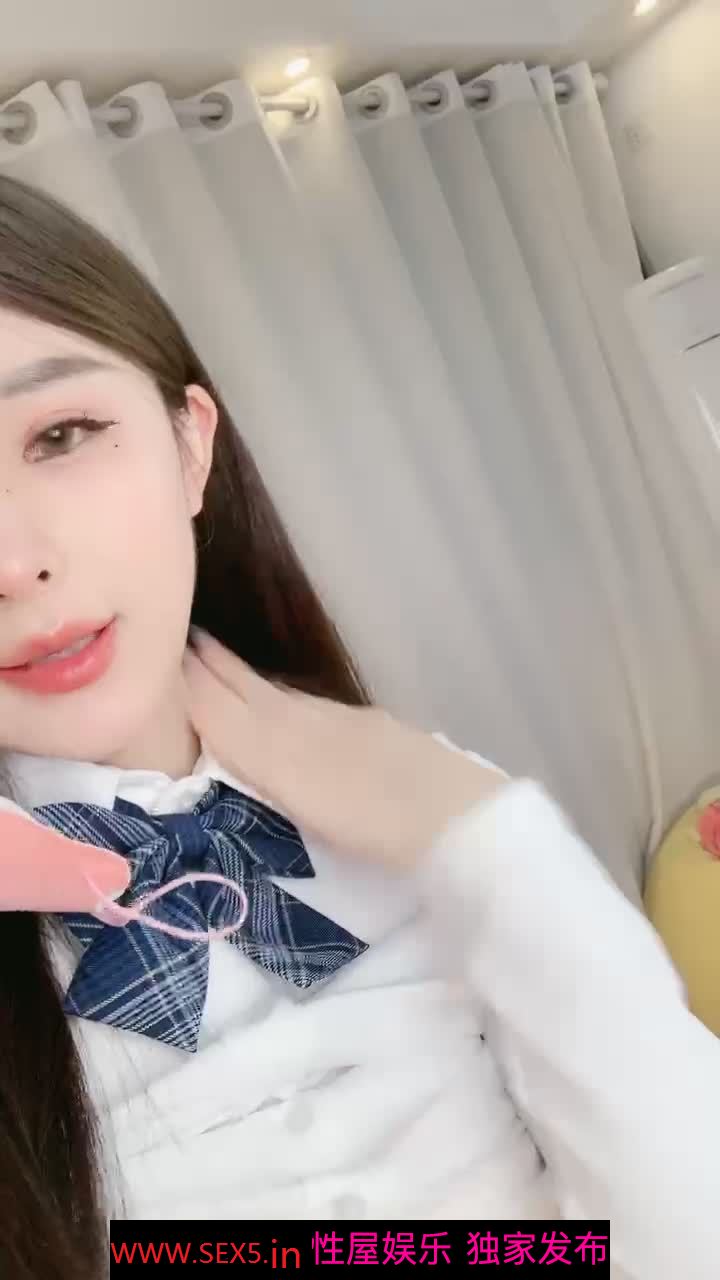 极品尤物女神模特下海大秀直播，完美好身材玩弄奶头，坐插道具蹂躏逼逼，浪叫呻吟看着好刺激，精彩不要错过