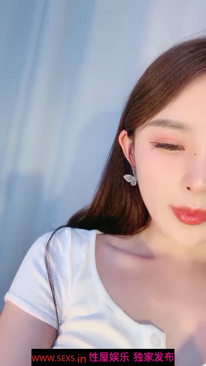 模特级颜值女神！粉嫩顶级美腿！脱下丁字裤，假屌抽插粉穴，地板上骑坐，翘起美臀后入抽插