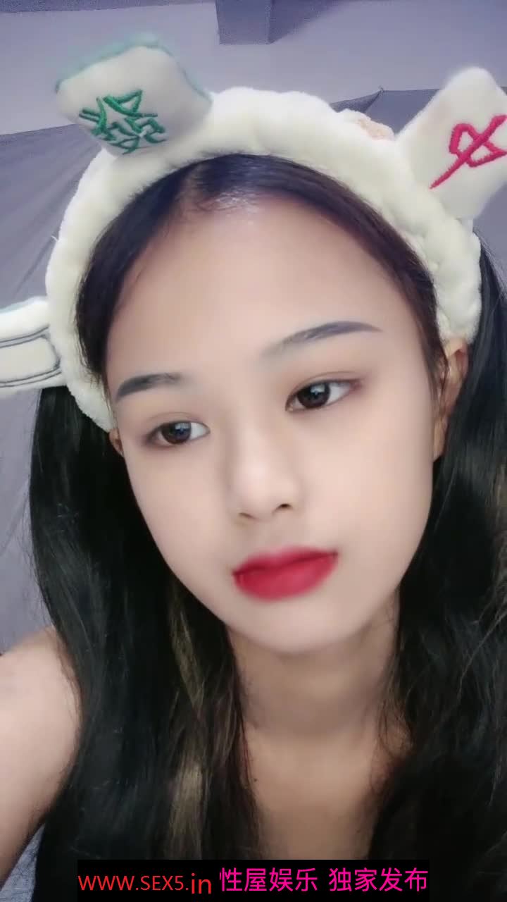 甜美卡哇伊00嫩妹妹！娇小身材贫乳！脱光光掰开嫩穴，抬起双腿看美足，各种展示极度诱惑