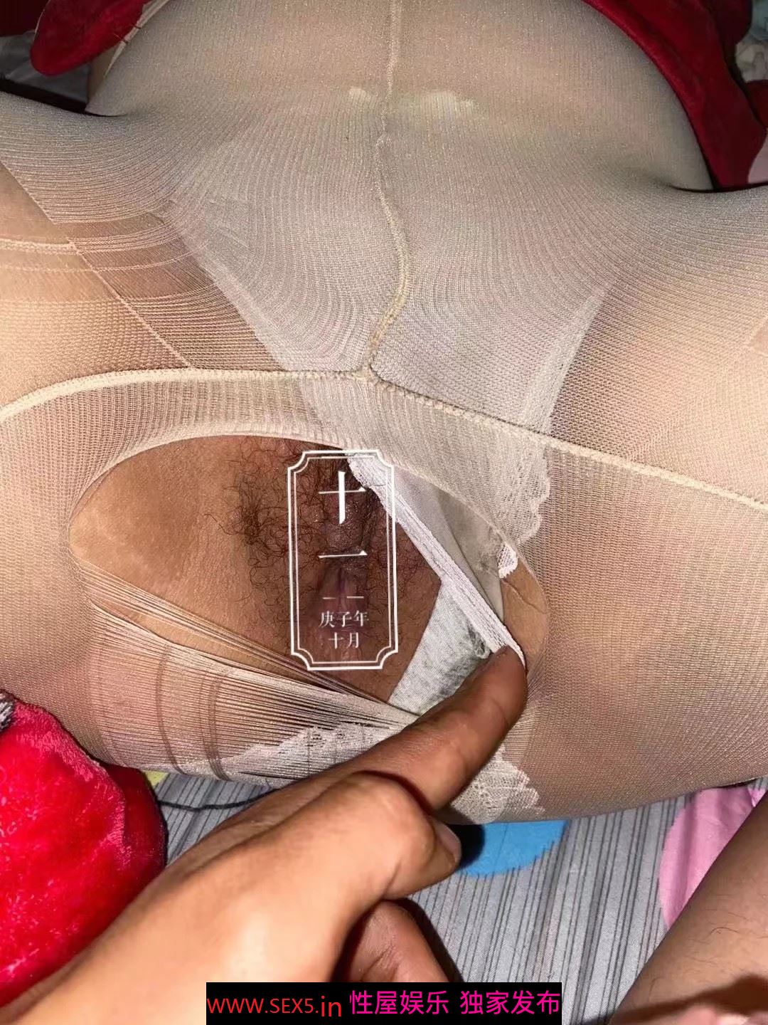 [遊客投稿]來自某站網友投稿自己老婆私處的一些特寫圖！帶著衛生巾都不放過！[32P]