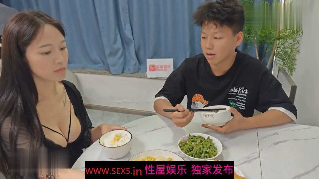 溺爱母子乱伦❤️高中生儿子和妈妈的关系只有0次和n次吃饭看着妈妈的美乳要吃妈妈的奶[MP4/553MB]