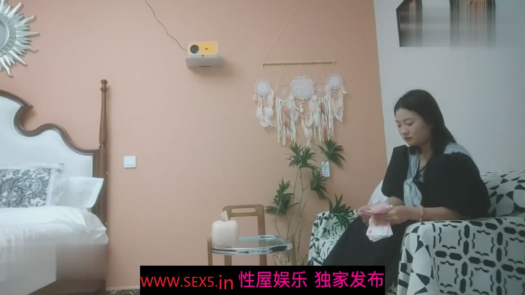 探花老王出差❤️酒店约炮19岁大女学生身穿韩服身材小巧玲珑逼逼粉嫩，手扣出水[MP4/413MB]