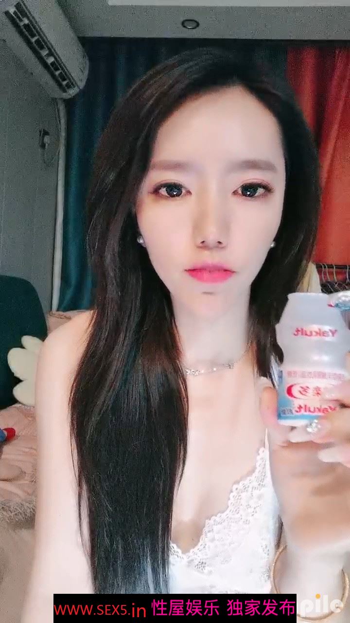 超骚的人妻露脸性感睡衣诱惑狼友，揉奶漏逼给大哥舔弄大鸡巴，无套抽插，后入爆草骚臀，直接内射骚逼好刺激[MP4/1.2GB]