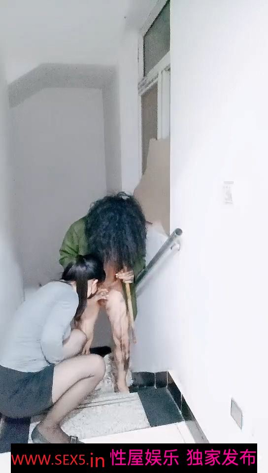 剧情演绎要命的嫂子楼道里勾引要饭的傻子，揉奶玩逼口交大鸡巴，让傻子舔逼揉奶爆草，无套抽插内射中出刺激[MP4/1.73GB]