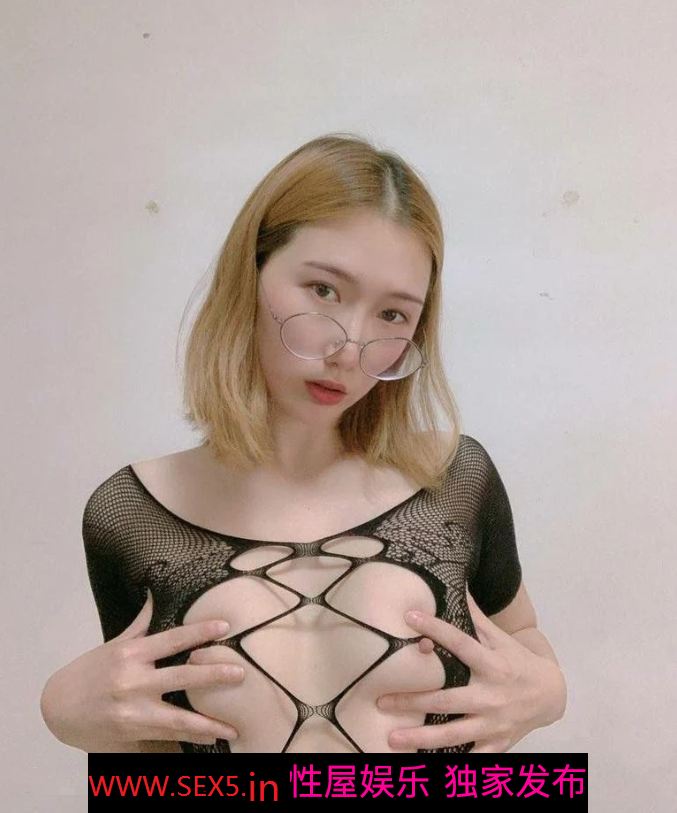 公司女白领，沙发上主动插穴喷给你看，戴着眼镜看起来反差感十足[11P]
